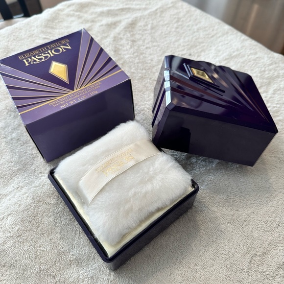 Elizabeth Taylor’s Passion Perfumed Dusting Powder - Picture 4 of 6